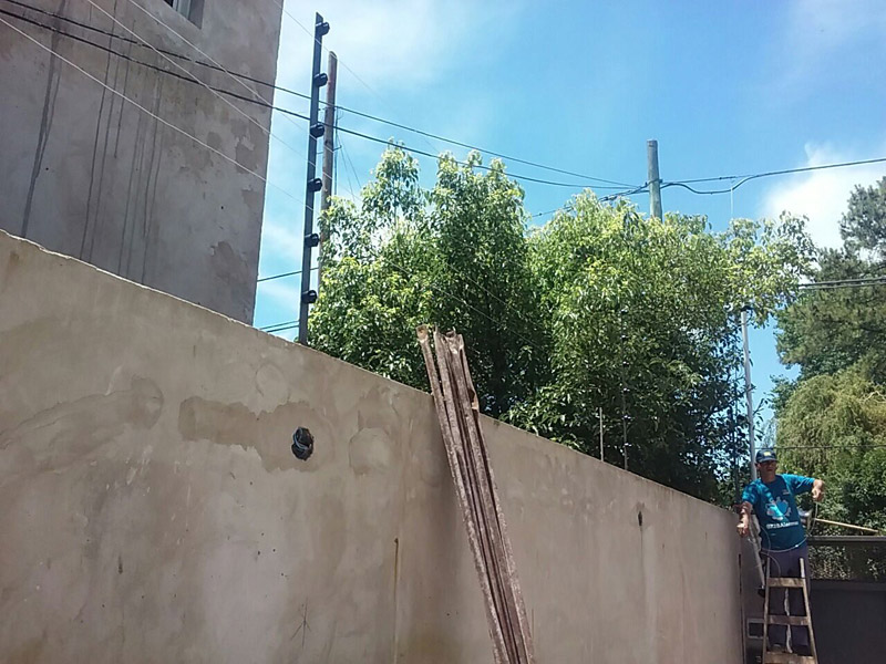 Instalación de cerco eléctrico realizada por el equipo de E17